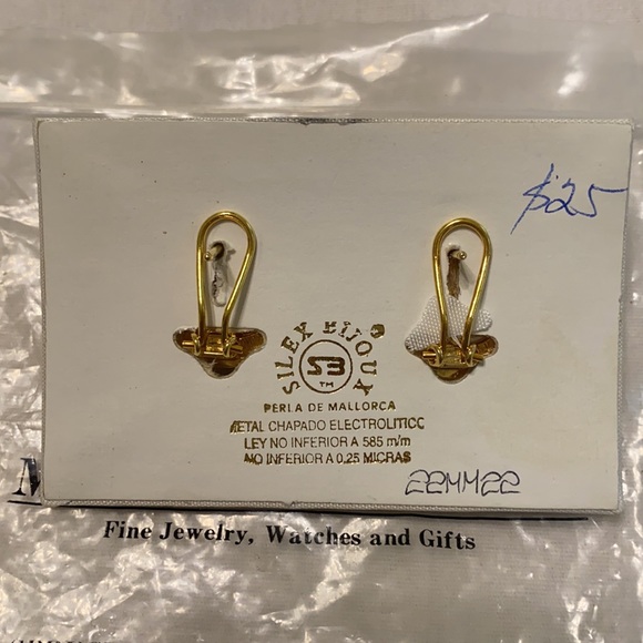 Vintage Clip On Earrings Pearl - Picture 2 of 4